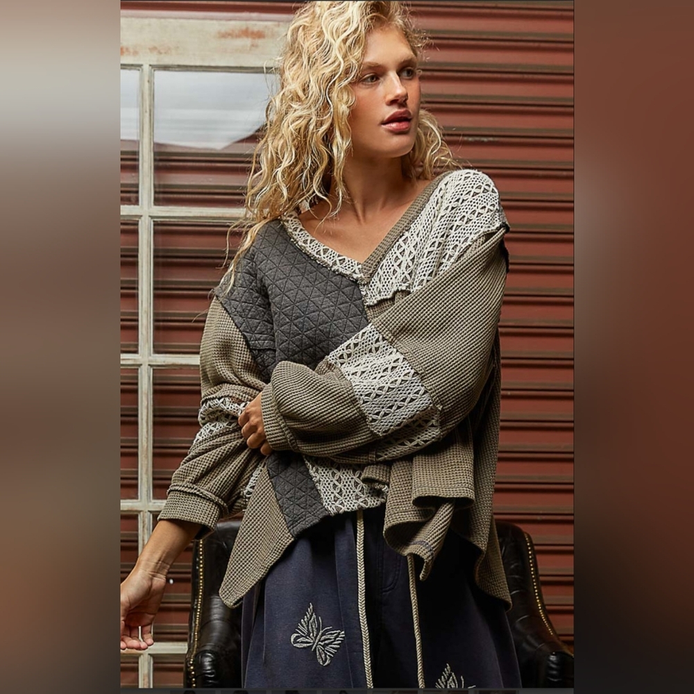 🐧#894 POL V-Neck Balloon Sleeve Relaxed Fit Top in Thermal with Crochet & Quilt - Picture 2 of 5